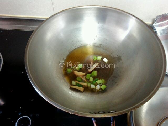 热锅下油，葱姜爆香