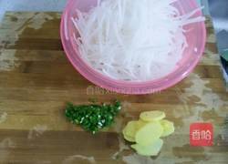 鲫鱼萝卜丝汤的做法图解2