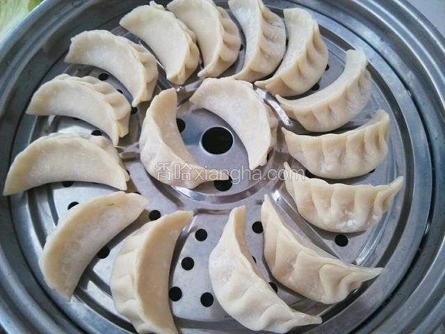 蒸锅中加水，水开后放入饺子，蒸15分钟
