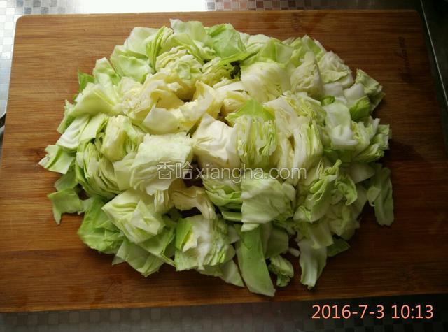 将卷心菜去掉外皮，切成片状