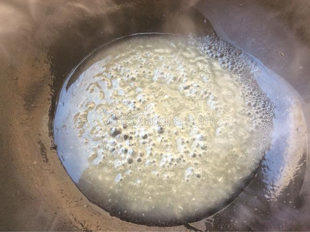蒸出的汤倒入锅中，加适量的水淀粉勾芡一下