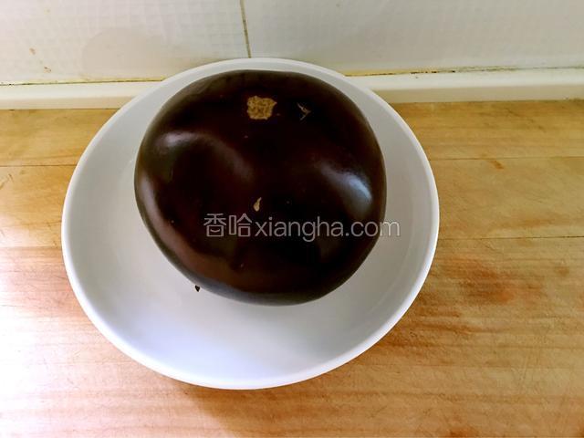 准备主料：1个圆茄子