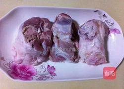 白萝卜炖筒子骨的做法图解1