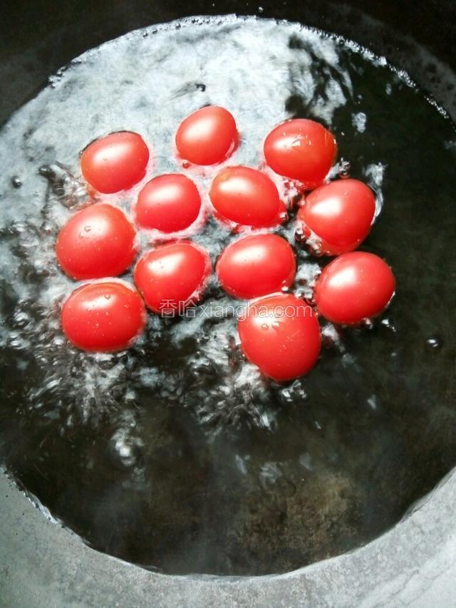 圣女果，用水煮一下，煮到皮裂开，关火。把圣女果的皮剥掉。