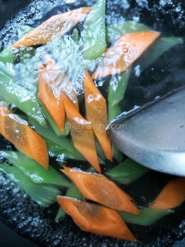 水里放点油，适量盐，把胡萝卜，莴笋飞水。胡萝卜莴笋煮好后，捞出，和鹌鹑蛋，圣女果一起摆盘即可！