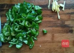 鸡翅膀炒青椒的做法图解2