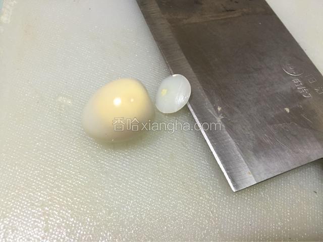 取一个鹌鹑蛋在蛋的底部切一刀