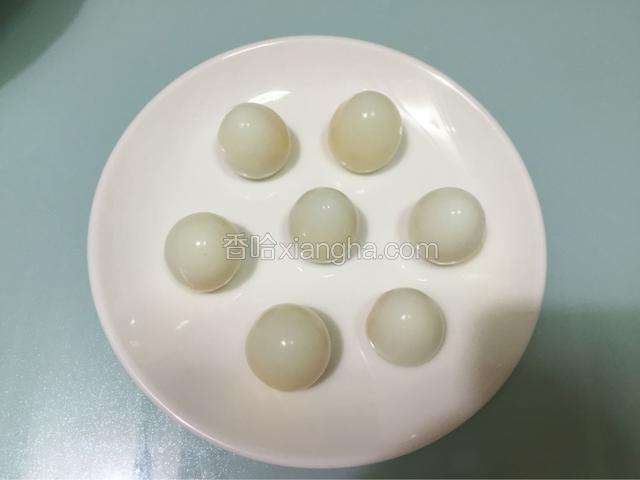 依次切好所有的鹌鹑蛋，摆放好