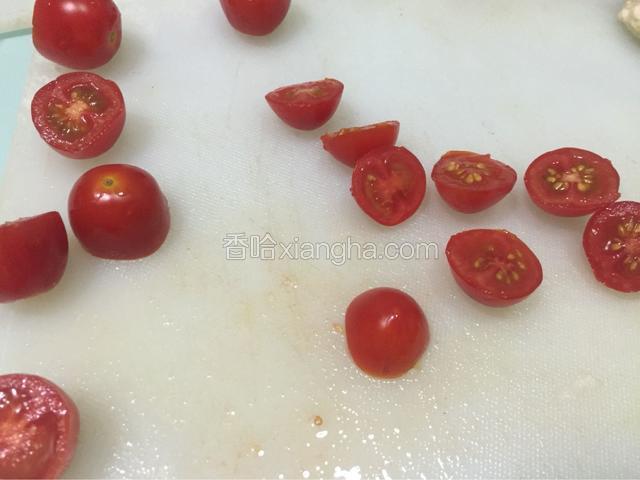 取圣女果洗净切三分之二去掉，留下三分之一那份，（圣女果尽量选跟鹌鹑蛋大小一致）