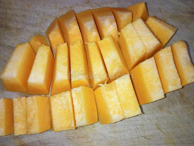 取一半去皮去瓤，洗净切块