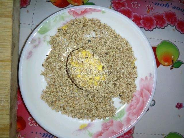 放在芝麻碗里滚上一圈芝麻