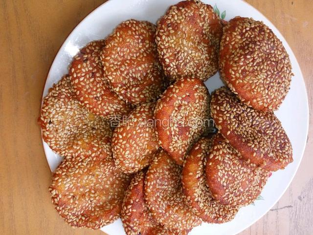 把做好的南瓜饼丢在油锅里炸至两面金黄