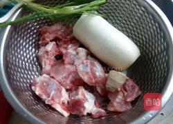 排骨萝卜汤的做法图解1