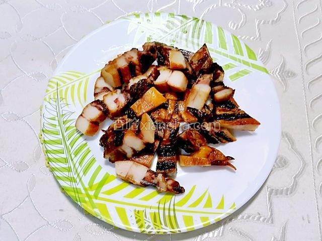 腊肉切块備用