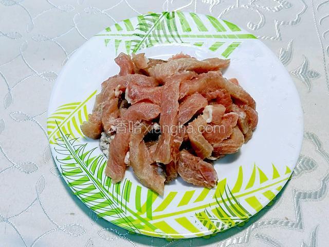 瘦肉切條，下生粉、鹽、胡椒粉、食油醃10分鐘