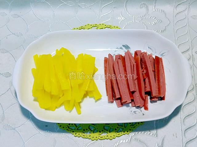 黃蘿蔔和香腸切條