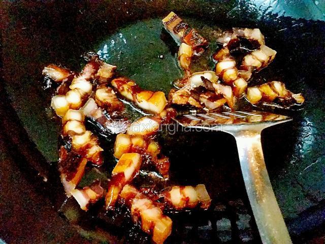 熱鍋下食油，下腊肉炒出腊肉油
