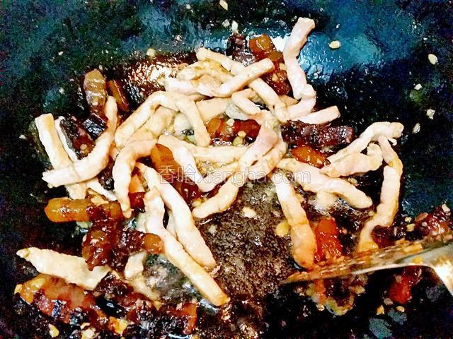 下瘦肉條炒至半熟