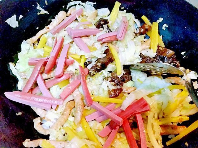 下卷心菜、黃蘿蔔和香腸繼續炒一會