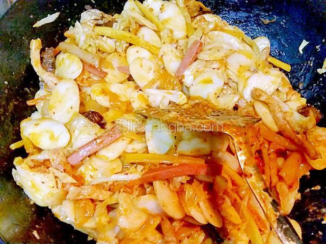 下糖、鹽、豉油炒至全部材料熟透