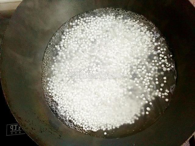 锅里放水，水开之后把西米放入锅里中火煮