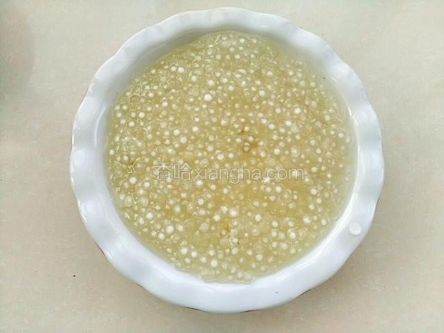 煮好的西米用冷水清洗干净