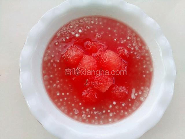 把西瓜汁，和西瓜球倒入西米里。