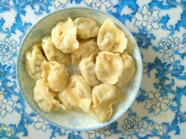 盛盘的饺子。