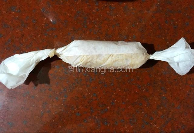 按照香肠的模样卷起来