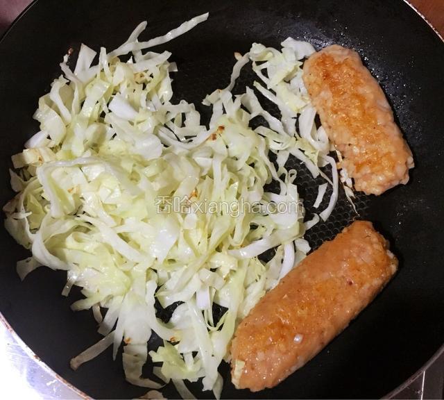 放入锅里炒软