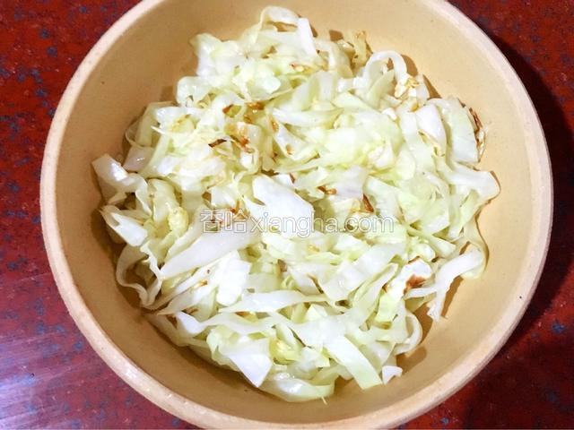 平铺在盘子里