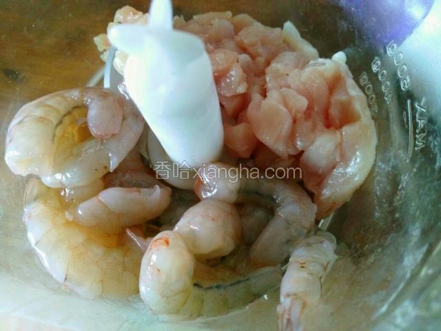 猪肉和虾仁放入料理机