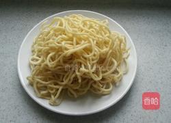 绿豆芽炒面的做法图解3