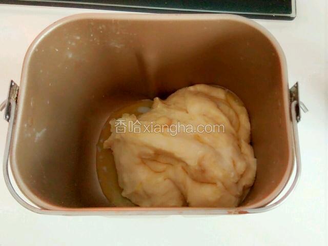 加入黄油放入面包机揉面至手套膜状态