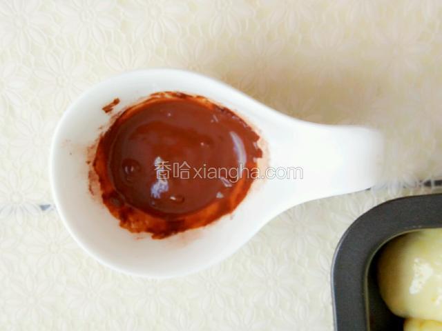 用少许的可可粉面粉和水和成可可糊