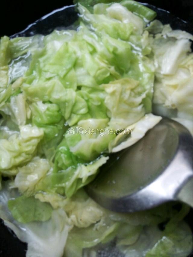 水烧开，下卷心菜，煮至变软，颜色变通透就熟了，捞出过凉水。
