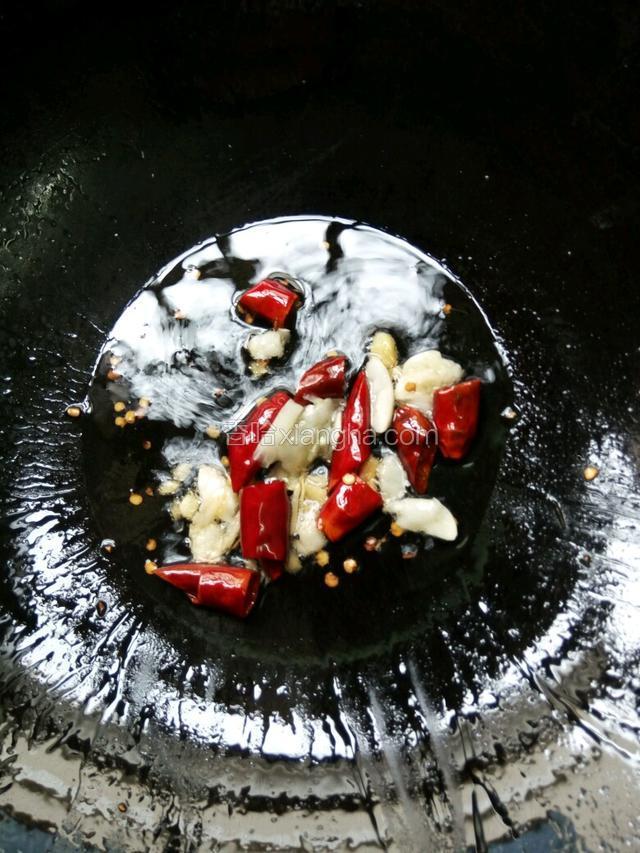 冷锅热油下蒜末，姜末，干辣椒辣椒，小火慢慢煸香，等香气四溢时关火，把辣椒同油一同浇在卷心菜上即可。这道菜，口感脆爽，营养美味哦。