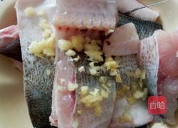 干煎鲢鱼块的做法图解3