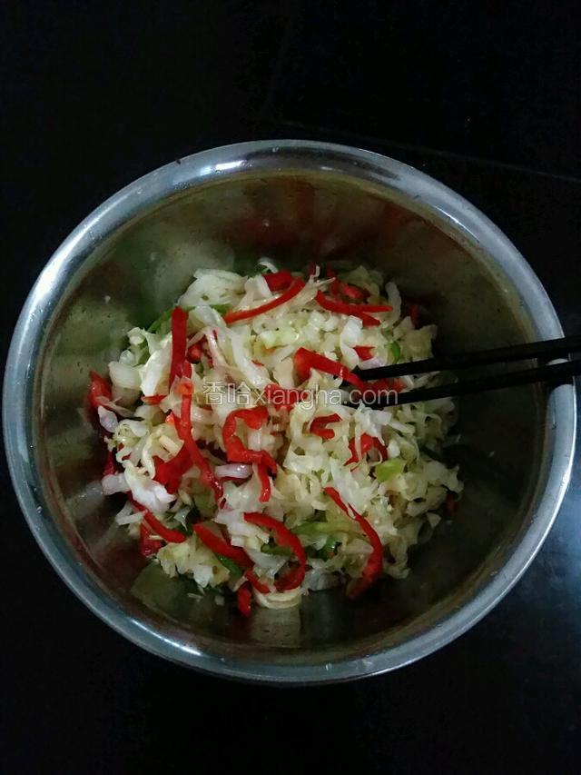 用筷子搅拌均匀