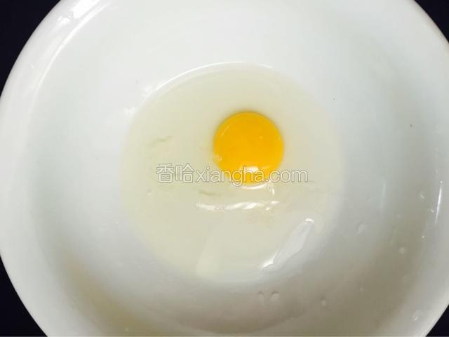 开始和面，放一个鸡蛋，增加面的营养和颜色