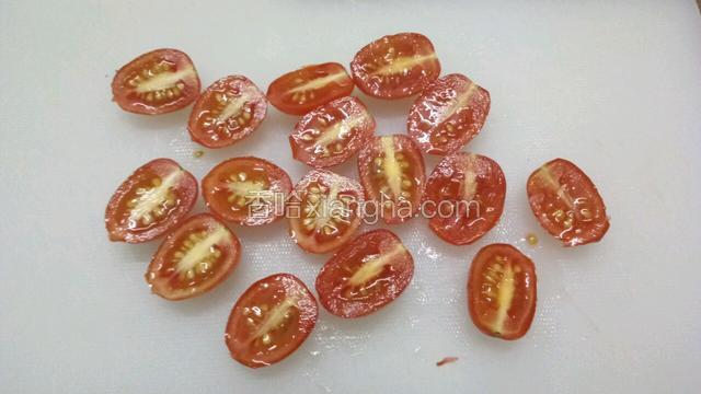 对半切，如果根部有绿色蒂可以切掉