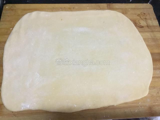 案板上铺一层面粉，把面团擀开，边擀边撒少许面粉，避免沾粘，擀成一厘米左右的方块（擀的时候不时给面片翻面，避免底部沾粘）