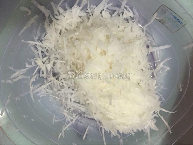 白萝卜擦成丝备用