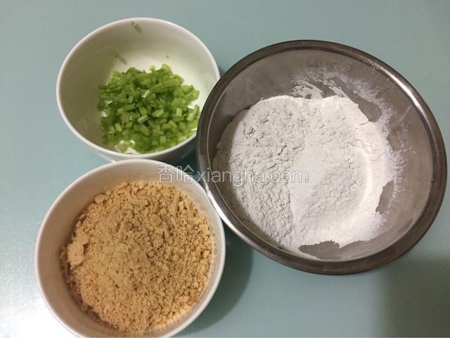 熟花生用料理机打成小粒，芹菜洗净切成小粒，蕃薯粉过筛备用