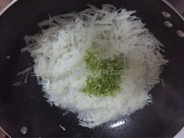 加入芹菜粒，翻炒片刻