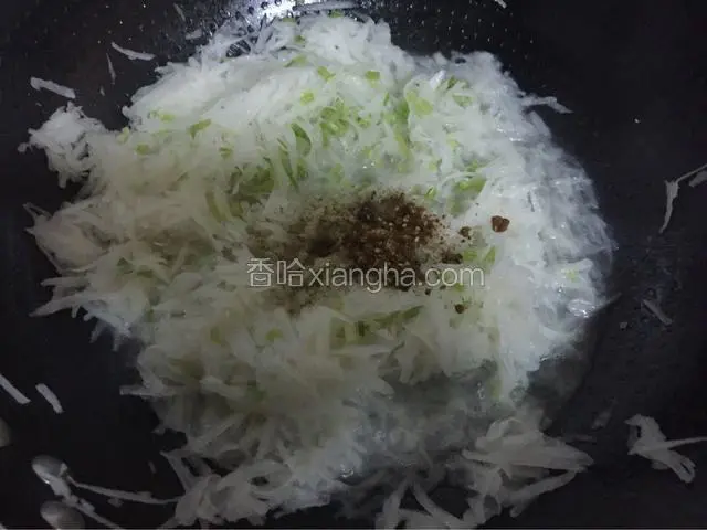 放入炒焗佐料精、胡椒粉、鸡精、盐翻炒均匀即可关火