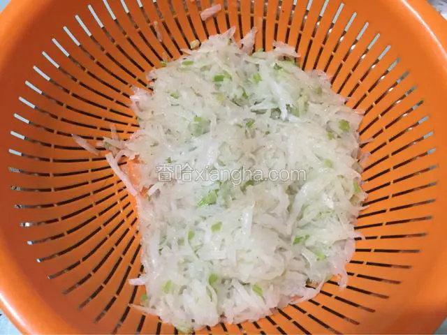 把炒好的白萝卜丝放入滤水篮里，让其滤去多余水分