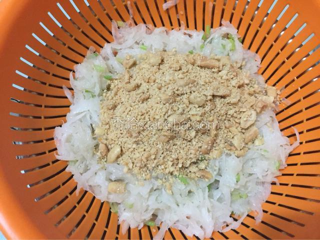 放入花生碎，搅拌均匀