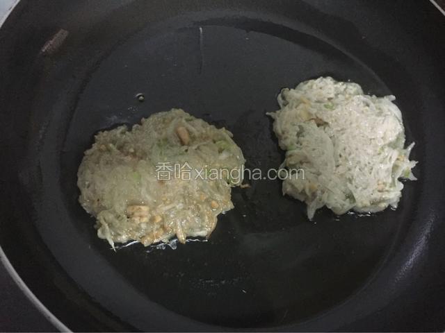 翻另一面小火煎至金黄色即可捞出沥干油分