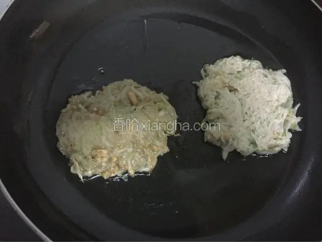 翻另一面小火煎至金黄色即可捞出沥干油分